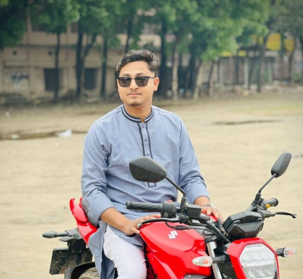 Nahid R Rahmqn, 25, London