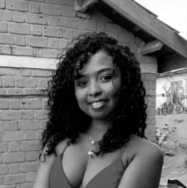 Essia, 32, B