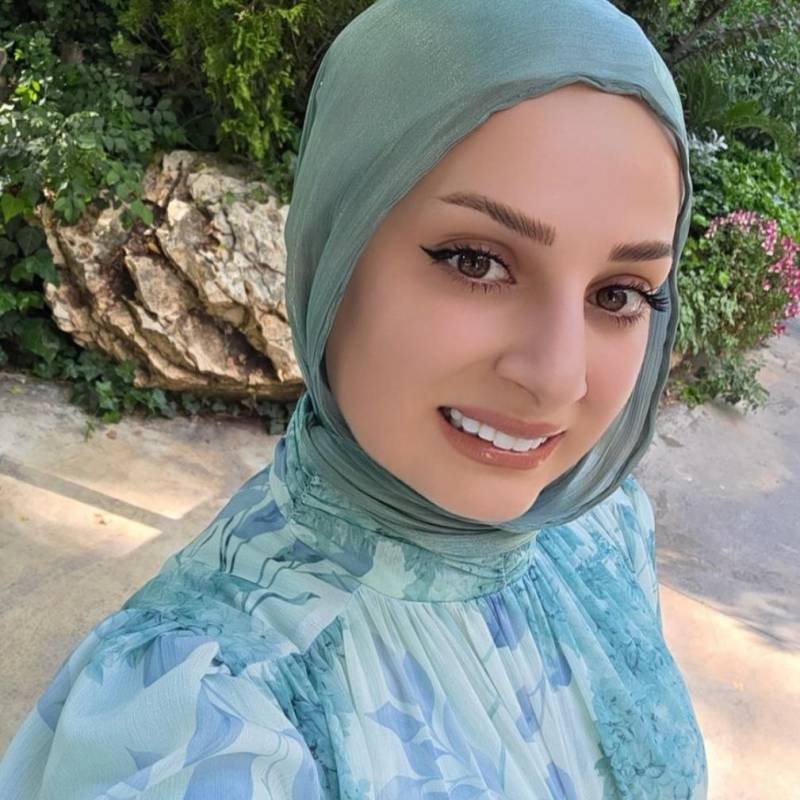 Asiya, 35, Spain